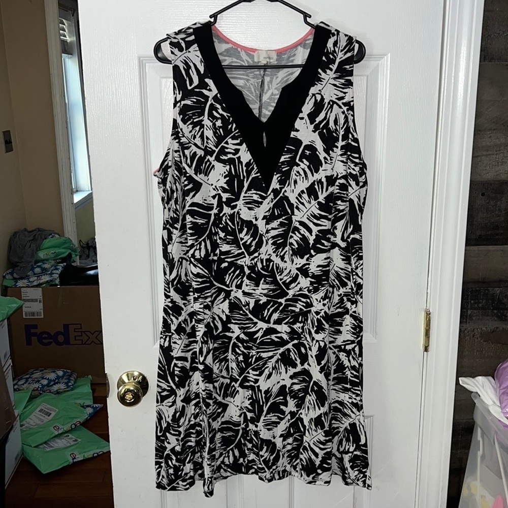 Dept222 Black & White Floral V-Neck Mini Sleeveless Dress Size 1X